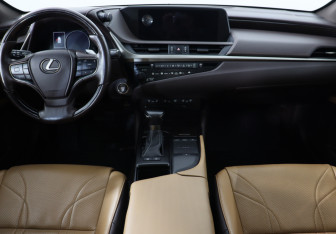 Подержанный автомобиль Lexus ES 2018 года (11 фото)