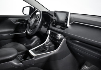 Подержанный автомобиль Toyota RAV4 2019 года (13 фото)