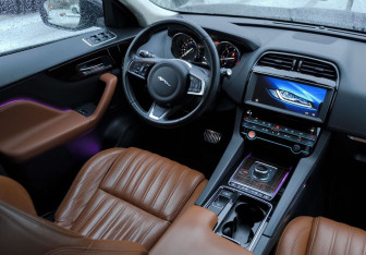 Подержанный автомобиль Jaguar F-Pace 2018 года (22 фото)