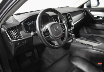 Подержанный автомобиль Volvo V90 Cross Country 2017 года (9 фото)