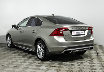 Подержанный автомобиль Volvo S60 2014 года (7 фото)