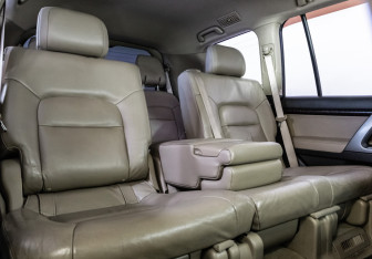 Подержанный автомобиль Toyota Land Cruiser Suv 2010 года (24 фото)