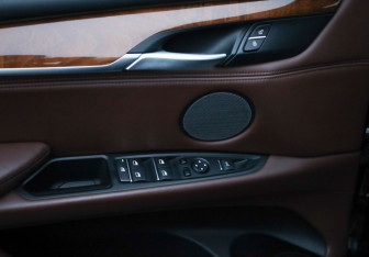 Подержанный автомобиль BMW X5 M 2015 года (23 фото)