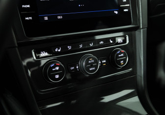 Подержанный автомобиль Volkswagen Golf Hatchback 2018 года (15 фото)