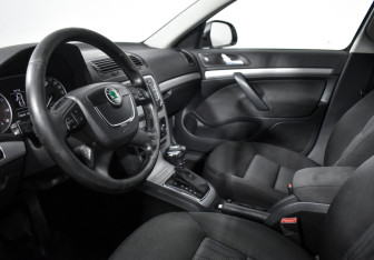 Подержанный автомобиль Skoda Octavia Liftback 2012 года (9 фото)