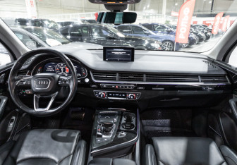 Подержанный автомобиль Audi Q7 2017 года (12 фото)