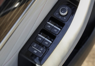 Подержанный автомобиль Geely Monjaro 2022 года (23 фото)