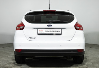Подержанный автомобиль Ford Focus Hatchback 2015 года (6 фото)