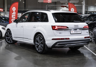 Подержанный автомобиль Audi Q7 2021 года (10 фото)