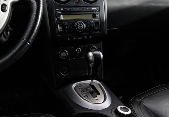 Подержанный автомобиль Nissan Qashqai 2007 года (12 фото)