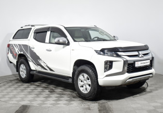Подержанный автомобиль Mitsubishi L200 2022 года (3 фото)