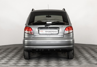Подержанный автомобиль Daewoo Matiz 2013 года (9 фото)