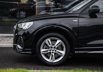 Подержанный автомобиль Audi Q3 2019 года (10 фото)