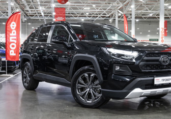 Подержанный автомобиль Toyota RAV4 2025 года (7 фото)