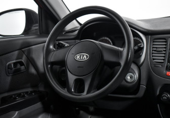 Подержанный автомобиль Kia Rio Hatchback 2011 года (14 фото)