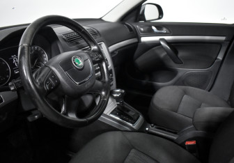 Подержанный автомобиль Skoda Octavia Liftback 2012 года (9 фото)