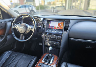 Подержанный автомобиль Infiniti QX70 2014 года (15 фото)