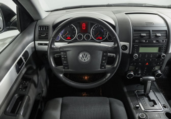 Подержанный автомобиль Volkswagen Touareg 2009 года (11 фото)