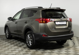 Подержанный автомобиль Toyota RAV4 2015 года (7 фото)
