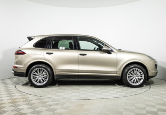 Подержанный автомобиль Porsche Cayenne 2016 года (4 фото)