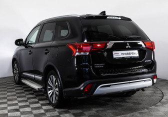 Подержанный автомобиль Mitsubishi Outlander 2019 года (7 фото)