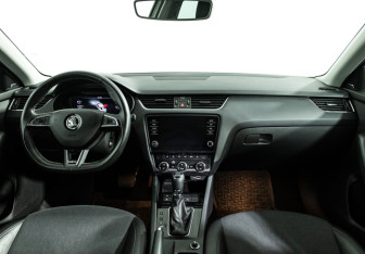 Подержанный автомобиль Skoda Octavia Liftback 2019 года (13 фото)