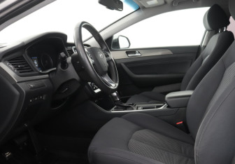 Подержанный автомобиль Hyundai Sonata 2018 года (9 фото)