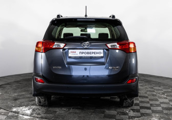 Подержанный автомобиль Toyota RAV4 2014 года (6 фото)