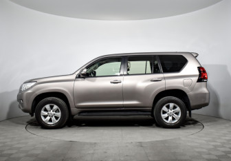 Подержанный автомобиль Toyota Land Cruiser Prado 2019 года (8 фото)