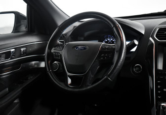 Подержанный автомобиль Ford Explorer 2018 года (19 фото)