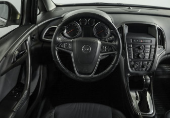 Подержанный автомобиль Opel Astra Hatchback 2013 года (11 фото)