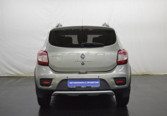 Подержанный автомобиль Renault Sandero 2015 года (6 фото)