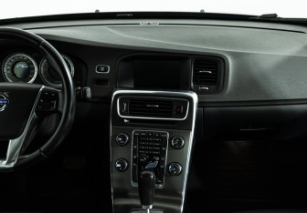 Подержанный автомобиль Volvo S60 2012 года (14 фото)