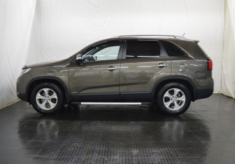Подержанный автомобиль Kia Sorento 2015 года (8 фото)