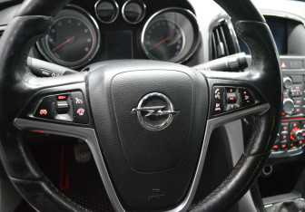 Подержанный автомобиль Opel Astra Sedan 2014 года (16 фото)