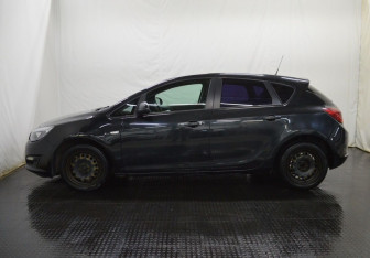 Подержанный автомобиль Opel Astra Hatchback 2013 года (8 фото)