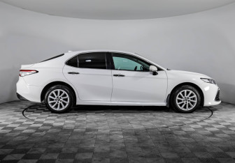 Подержанный автомобиль Toyota Camry Sedan 2021 года (4 фото)