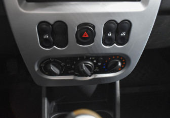 Подержанный автомобиль Renault Sandero 2013 года (15 фото)