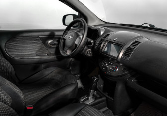 Подержанный автомобиль Nissan Note 2007 года (13 фото)