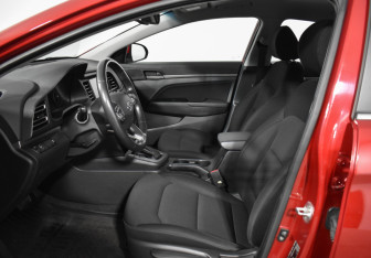 Подержанный автомобиль Hyundai Elantra Sedan 2019 года (10 фото)