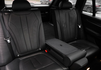 Подержанный автомобиль BMW X5 2015 года (29 фото)