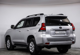 Подержанный автомобиль Toyota Land Cruiser Prado 2022 года (7 фото)