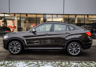 Подержанный автомобиль BMW X6 2016 года (8 фото)