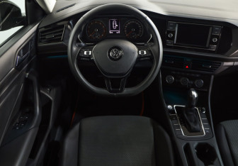 Подержанный автомобиль Volkswagen Jetta Sedan 2020 года (10 фото)