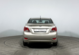 Подержанный автомобиль Hyundai Solaris Sedan 2011 года (6 фото)