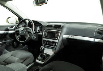Подержанный автомобиль Skoda Octavia Wagon 2011 года (9 фото)