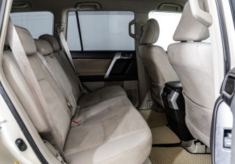 Подержанный автомобиль Toyota Land Cruiser Prado 2010 года (19 фото)