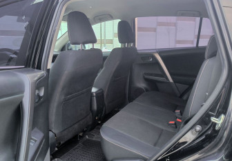 Подержанный автомобиль Toyota RAV4 2018 года (17 фото)