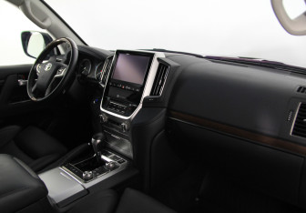 Подержанный автомобиль Toyota Land Cruiser Suv 2018 года (7 фото)