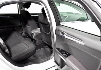 Подержанный автомобиль Ford Mondeo Sedan 2017 года (12 фото)